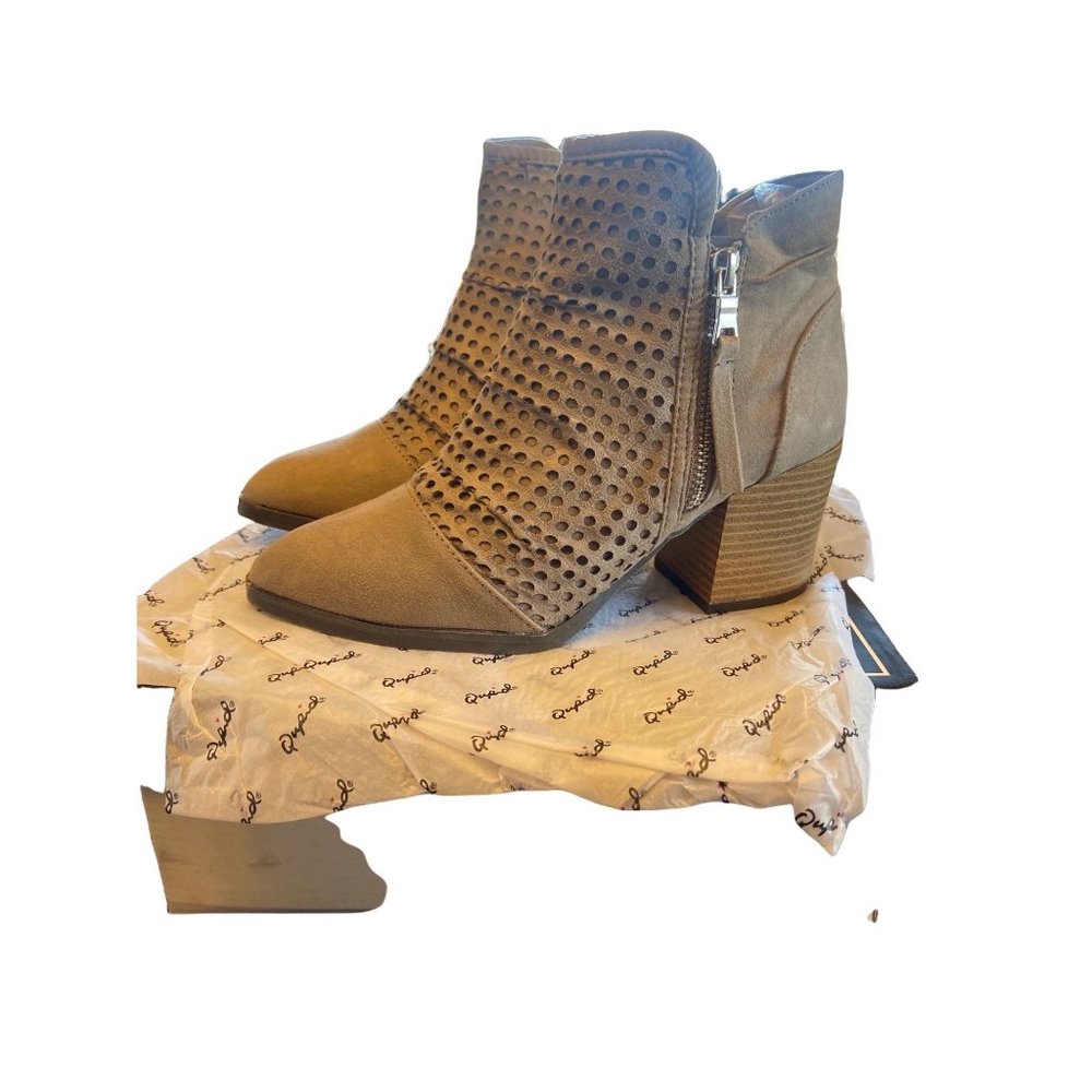 NEW Qupid Women’s taupe suede ankle boot 5.5